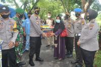 Kapolresta Pekanbaru Tinjau dan Serahkan Bantuan Korban Banjir